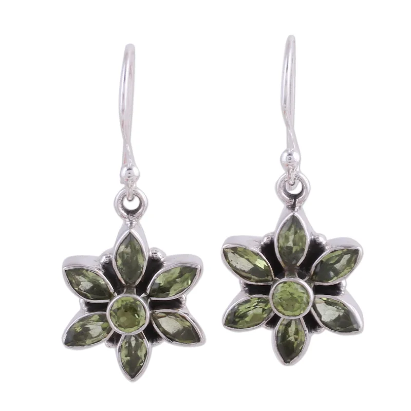 NOVICA Handmade Sterling Silver 'Daisy Beauty' Peridot Earrings (India) - 1.3*0.6